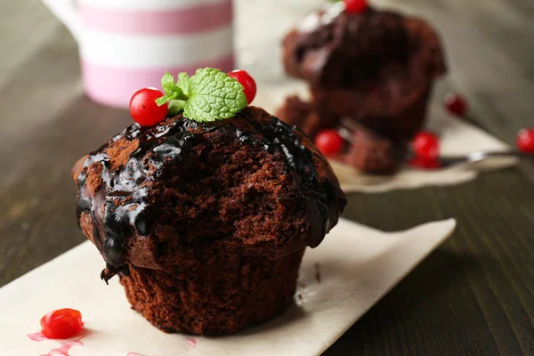 Delicioso cupcake de chocolate en la mesa — Foto de Stock