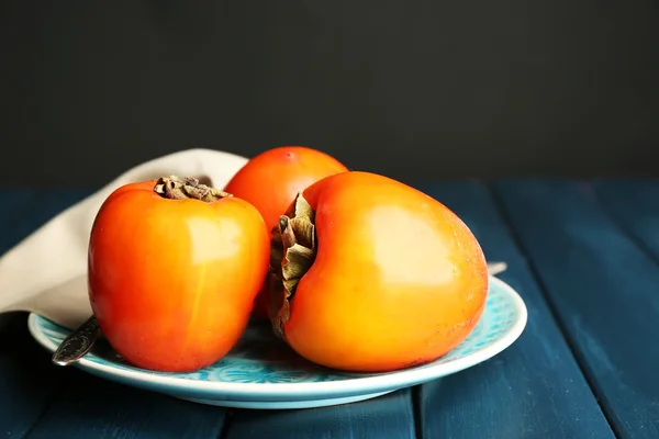 成熟的甜柿，木制的桌子上 — 图库照片