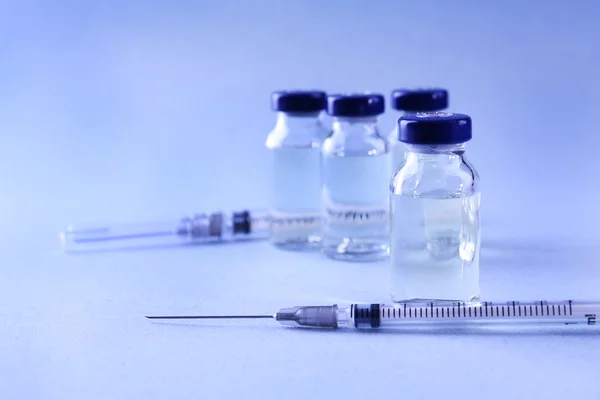 Vaccin i flaska med spruta — Stockfoto