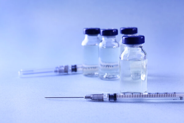 Вакцина во флаконе со шприцем
