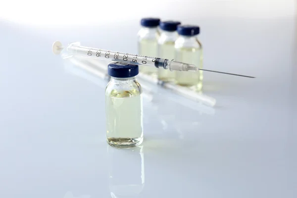 Vaccine in vial with syringe — Stock Photo, Image