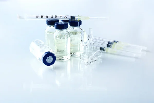 Вакцина во флаконе со шприцем — стоковое фото