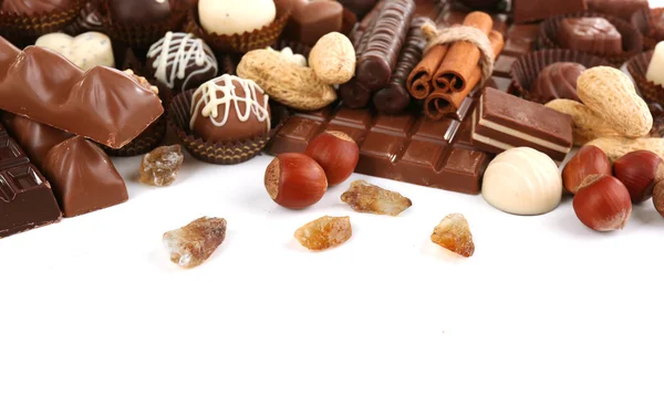 Deliciosos caramelos de chocolate sobre fondo blanco — Foto de Stock