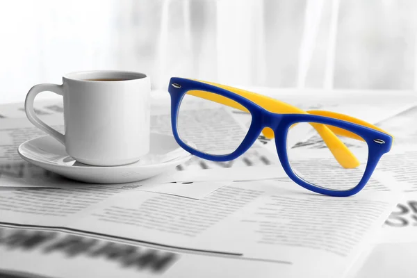 Glasses and newspapers — Stock Photo, Image