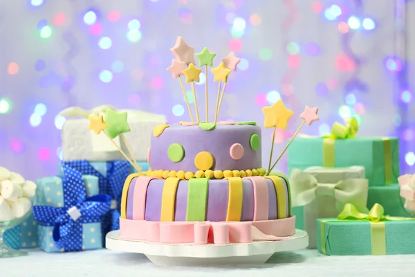 Delicioso pastel de cumpleaños sobre fondo de luz brillante —  Fotos de Stock
