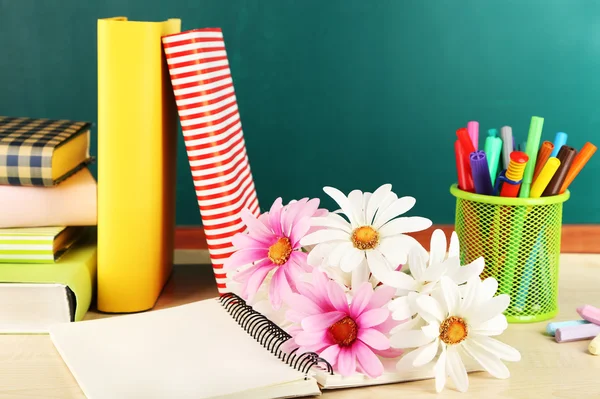 Meja dengan buku dan bunga — Stok Foto