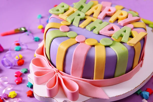 Deliziosa torta di compleanno sul tavolo primo piano — Foto Stock