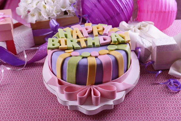 Délicieux gâteau d'anniversaire sur table close-up — Photo