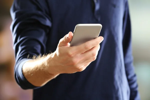 Man using mobile smart phone — Stock Photo, Image