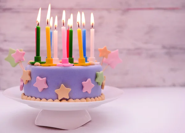 Delicioso bolo de aniversário na mesa no fundo claro — Fotografia de Stock