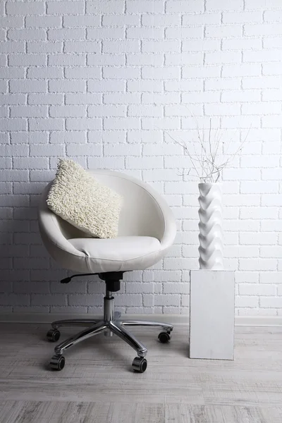 Nowoczesne wnętrza, krzesło i poduszkę na nim na biały cegła na ścianie tło — Zdjęcie stockowe