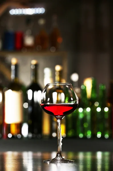 Glas wijn met bar op achtergrond — Stockfoto
