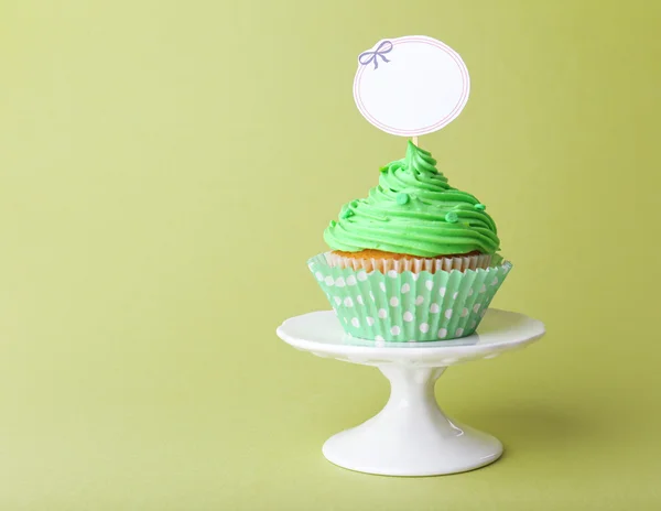 色の背景上の碑文とおいしいカップケーキ — ストック写真