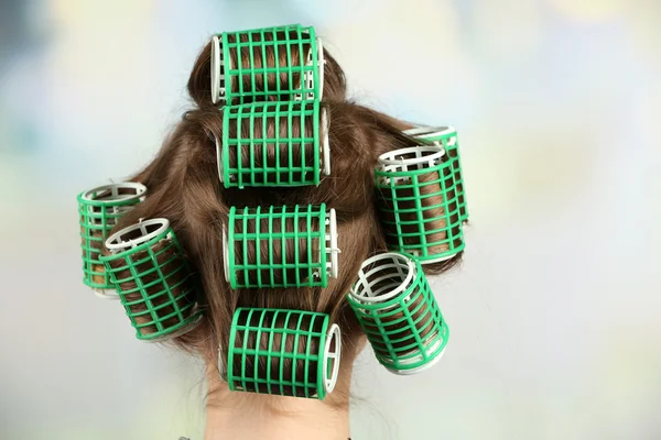 Μακριά γυναικεία μαλλιά κατά τη διάρκεια της κομμωτικής με μπούκλες, κοντινό πλάνο, σε ανοιχτό φόντο — Φωτογραφία Αρχείου