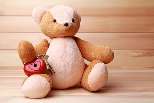 Urso de pelúcia com coração de cadeado — Fotografia de Stock