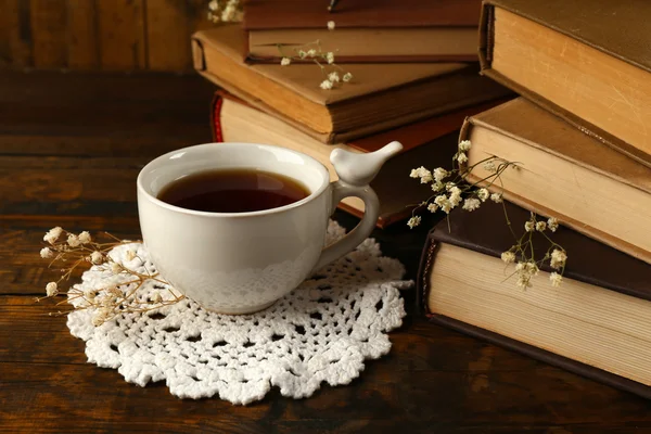 Tasse de thé avec des livres — Photo