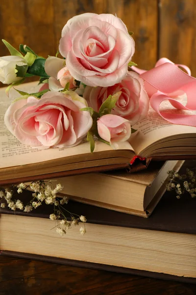 Libros con flores sobre fondo de madera — Foto de Stock