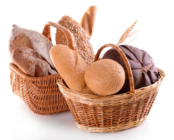 Verschillende brood in rieten manden geïsoleerd op wit — Stockfoto