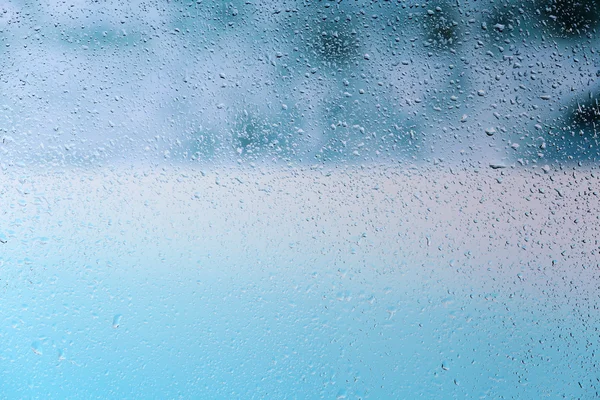 Vidrio con gotas de agua sobre fondo brillante —  Fotos de Stock