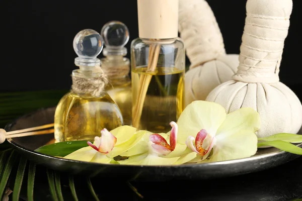 Prachtige spa samenstelling met orchid op donkere achtergrond — Stockfoto