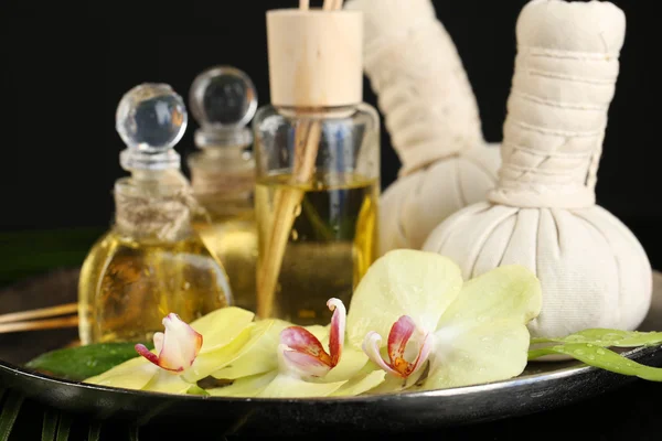 Hermosa composición de spa con orquídea sobre fondo oscuro — Foto de Stock