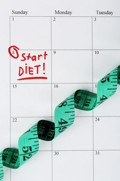 Концепция диеты - измерительная лента на календаре, крупным планом — стоковое фото