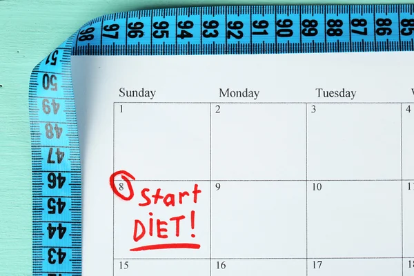 Ernährungskonzept - Maßband am Kalender, Nahaufnahme — Stockfoto
