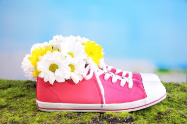 parlak zemin üzerine yeşil çimenlerin üstünde çiçekli güzel lastikbotlar