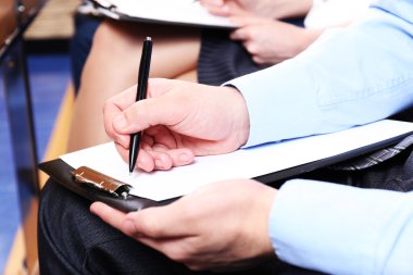 eli kalem tutan ve konferans notları yapma