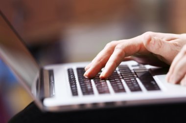 Toplantı odasında çalışan iş adamları.