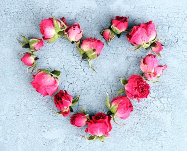 eski ahşap zemin üzerinde güzel pembe kurutulmuş güllerden kalp