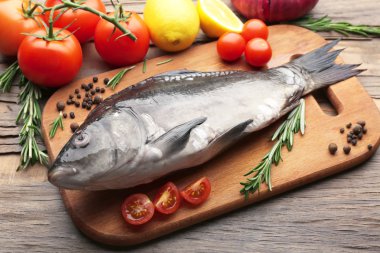 Taze çiğ balık ve gıda maddeleri masada