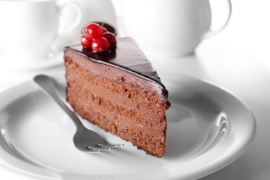 Nefis çikolatalı kek tabakta, açık arkaplanda.