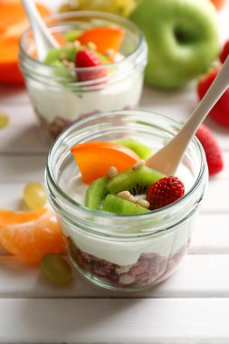 Müsli ve masada meyve sağlıklı tatlı