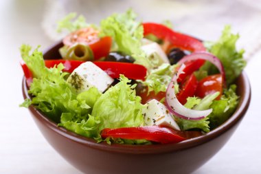 Ahşap masa arkasında Yunan salatası