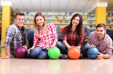 Bowling kulübündeki arkadaşlarının portresi.