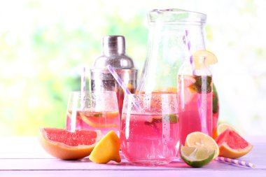 Gözlük ve sürahi tablo yakın çekim üzerinde pembe limonata
