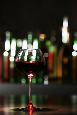 Kırmızı arka plan bulanık şarap bar