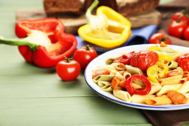 Biber, havuç ve domates ahşap masa arka plan ile makarna salatası