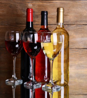 Ahşap arka plan masaya farklı şarap