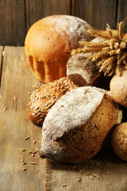 Ahşap arka plan masaya farklı ekmek