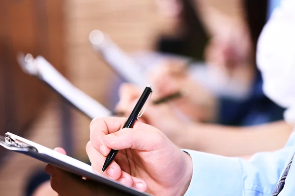 Uomini d'affari che lavorano in sala conferenze — Foto Stock