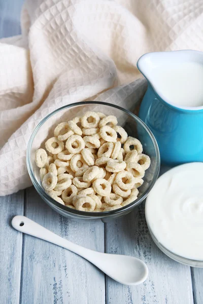 Yogurt fatto in casa e deliziosi cereali in ciotola su sfondo tavolo di legno — Foto Stock