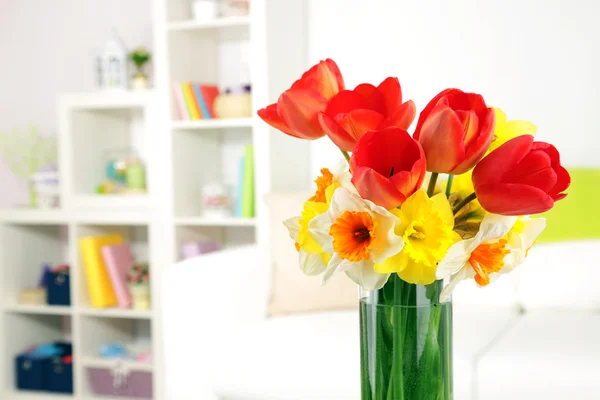 Fiori in vaso su interni di casa — Foto Stock