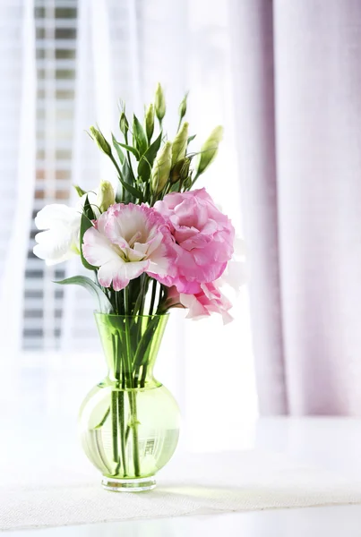 Vackra blommor i vas med ljus från fönstret — Stockfoto