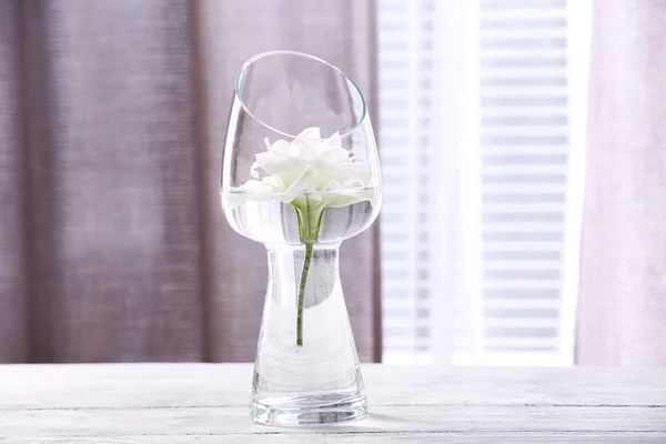 Hermosa flor blanca en jarrón con luz de la ventana —  Fotos de Stock