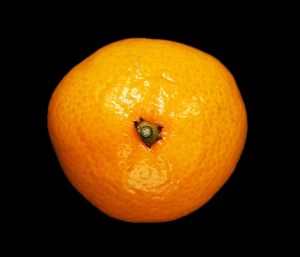 Tangerine op zwarte achtergrond — Stockfoto
