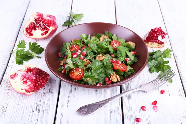 Salade fraîche avec légumes verts, grenat et épices sur la table close-up — Photo