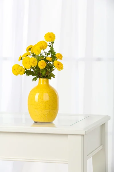 Mooi boeket van bloemen in vaas op achtergrond van venster — Stockfoto