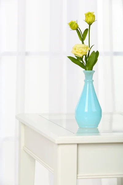 Beau bouquet de fleurs en vase sur fond de fenêtre — Photo